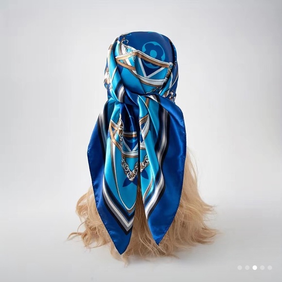 Printed Square Scarfπ - Picture 10 of 11